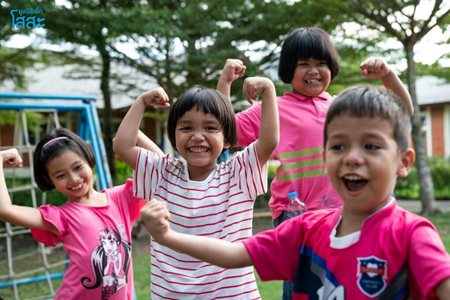 มูลนิธิเด็กโสสะ-6 วิธี เลี้ยงลูกอย่างไรให้มีความสุข-เด็กโสสะยิ้มแย้มแจ่มใส