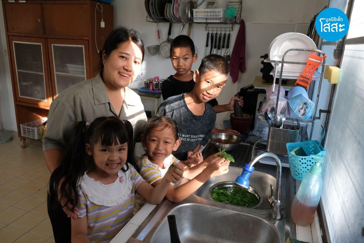 มูลนิธิเด็กโสสะ - เด็กไม่ได้ต้องการพ่อแม่ที่สมบูรณ์แบบ - แม่โสสะ ดูแลน้องๆ