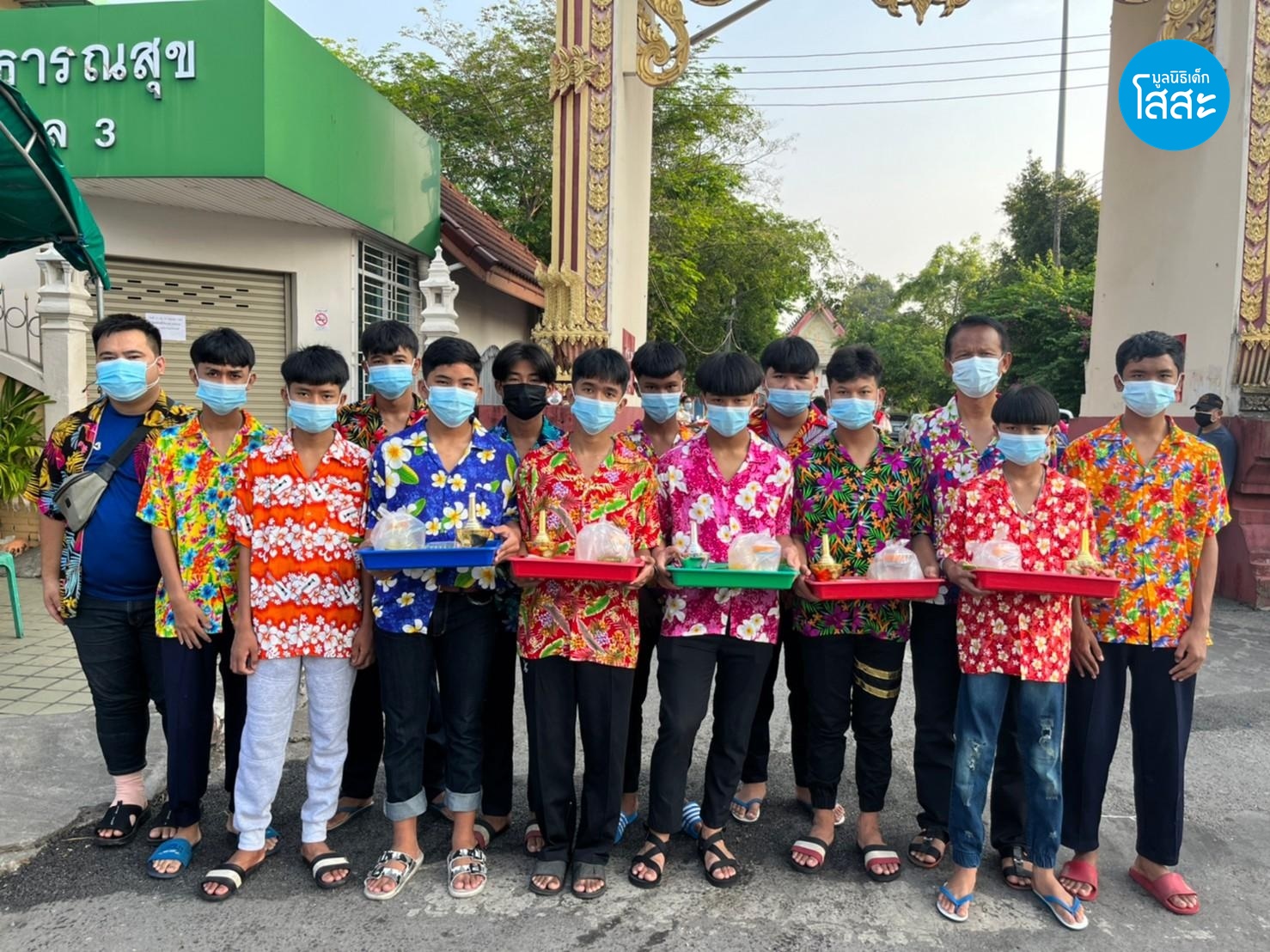 สงกรานต์ สุขใจ สืบสานประเพณีไทย - น้องเยาวชนชายโสสะ ตักบาตรทำบุญวันสงกรานต์