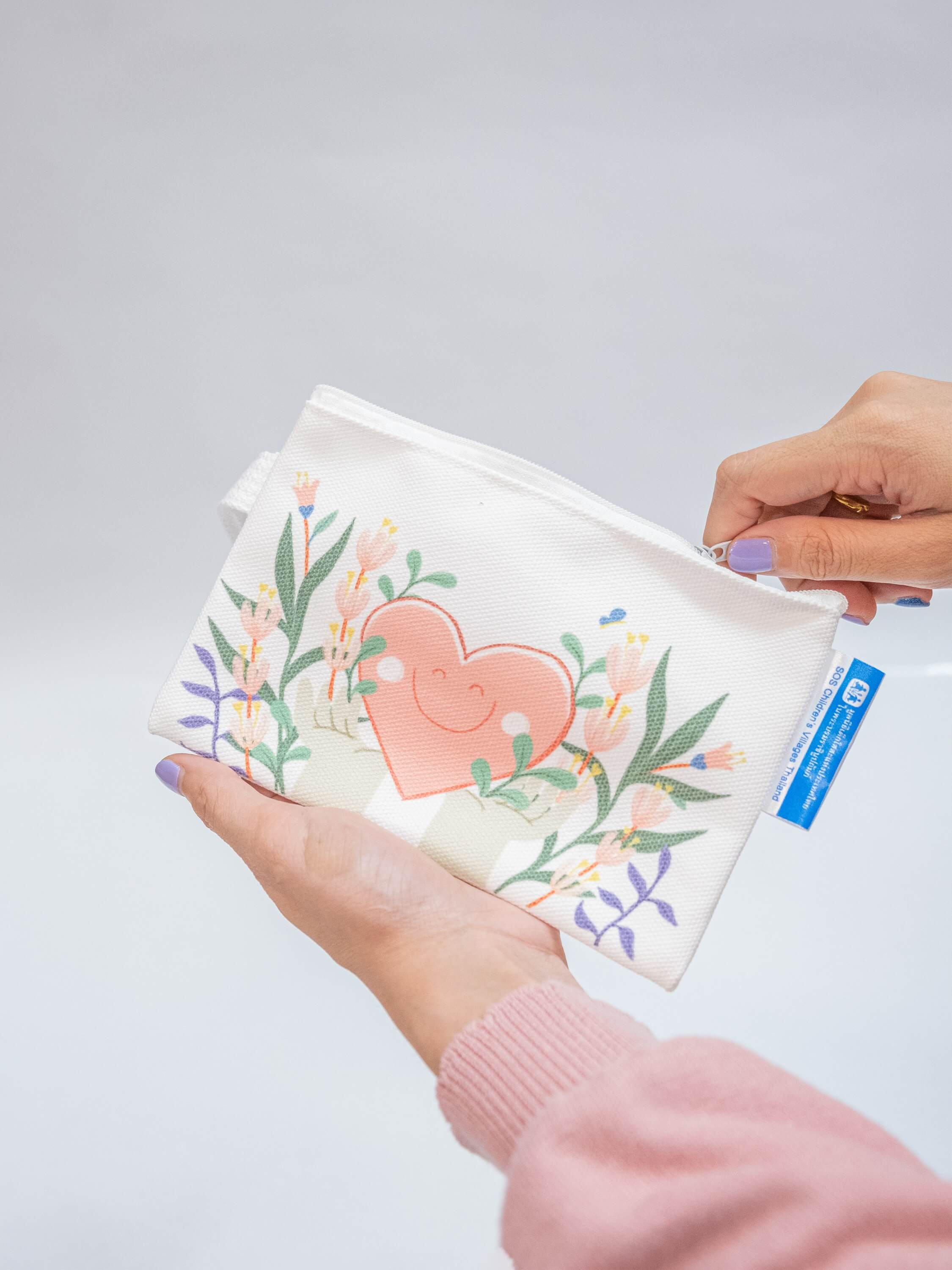 มูลนิธิเด็กโสสะฯ- กระเป๋าผ้าแคนวาส โอบอุ่น ใบเล็ก SOSproducts-Go grow with love bag-small-01