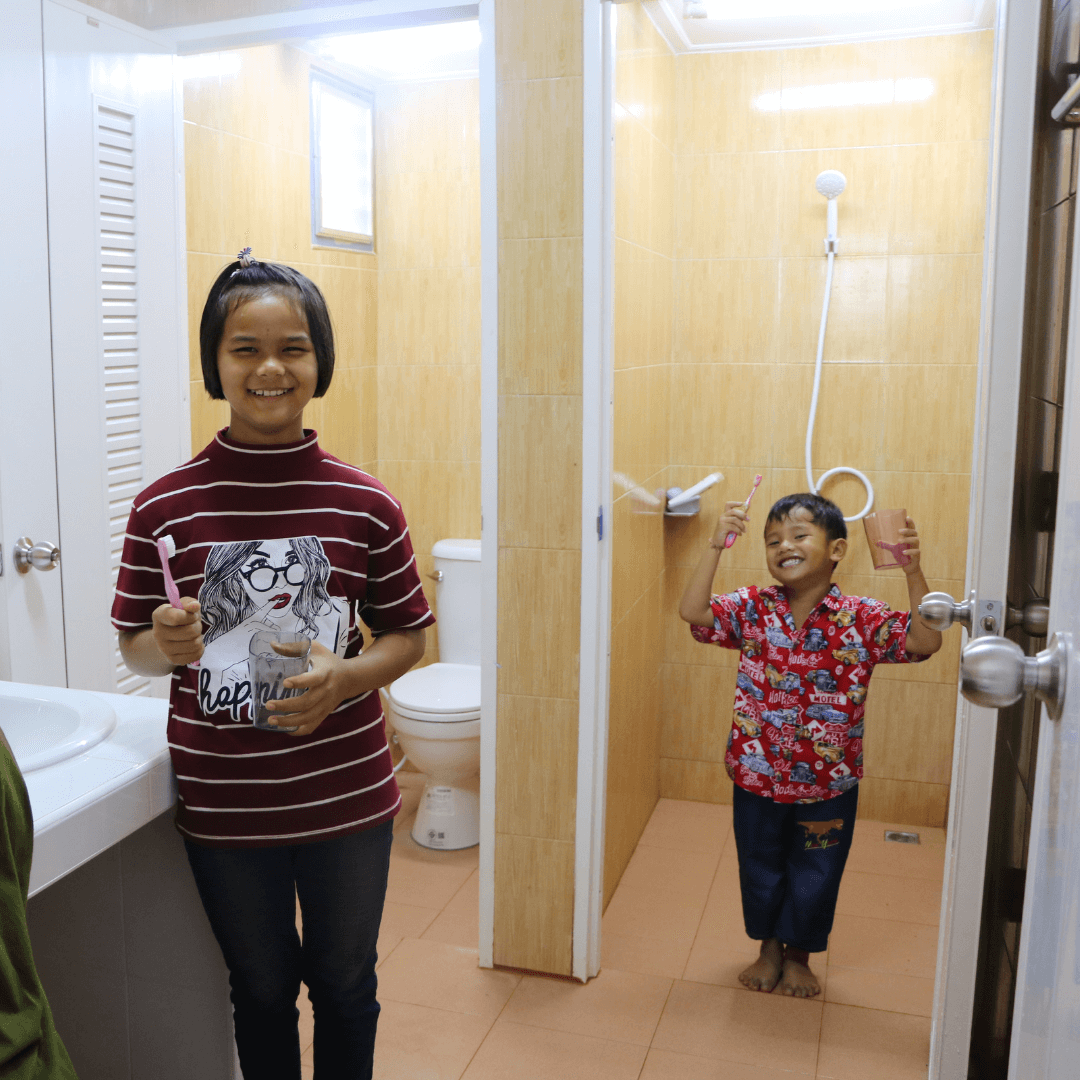 SOS-CV-Hatyai-restroom-children