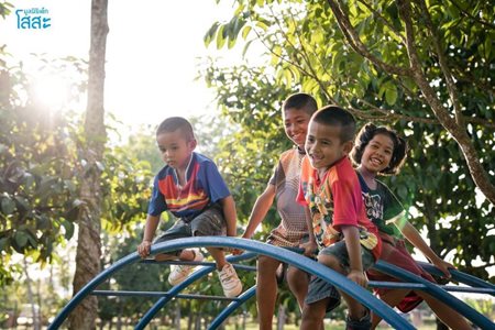 มูลนิธิเด็กโสสะ-6 วิธี เลี้ยงลูกอย่างไรให้มีความสุข-น้องโสสะเล่นเครื่องเล่น