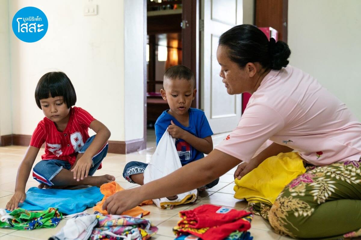 มูลนิธิเด็กโสสะ-โละบ้าน เด็กโสสะช่วยแม่พับผ้าจัดระเบียบบ้าน