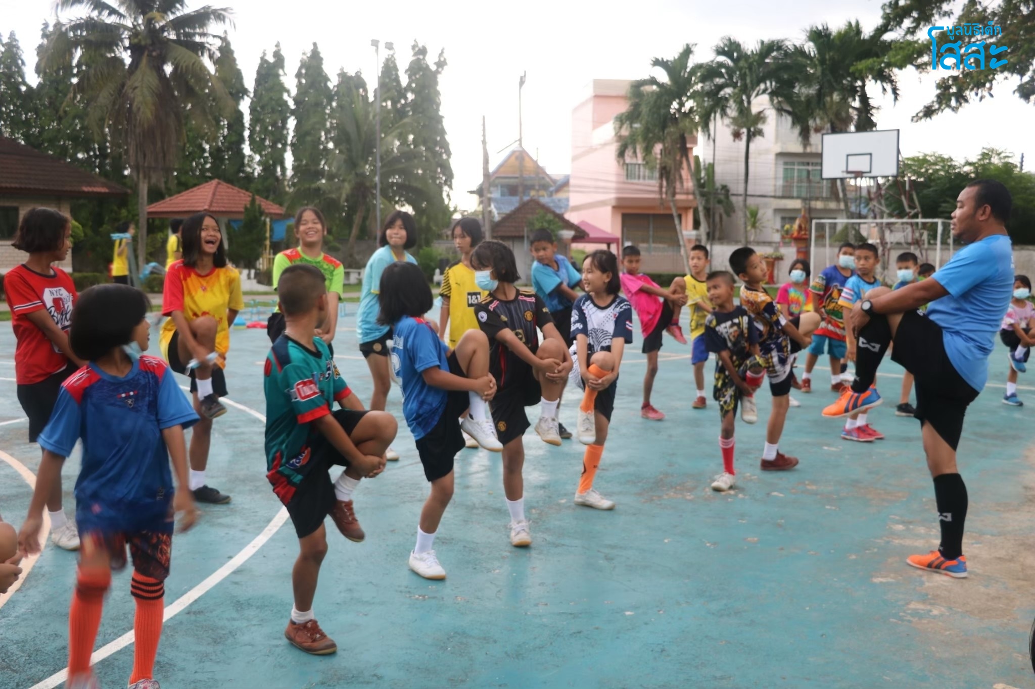 happiness with good health - พี่ๆ นำทีมน้องออกกำลังกาย
