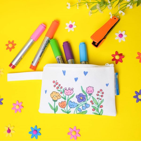 มูลนิธิเด็กโสสะฯ-กระเป๋าซิป Happy Flowers ลวดลายจากภาพวาดจากน้องๆ ในครอบครัวโสสะ-03