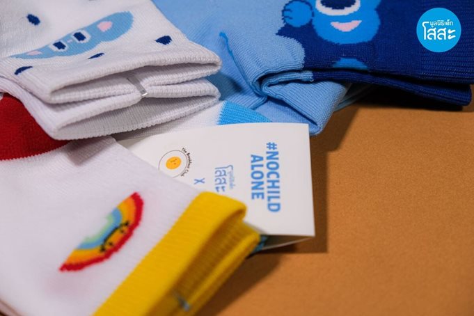 มูลนิธิเด็กโสสะ - ของที่ระลึก ลดหย่อนภาษีได้ ถุงเท้า Step Together โดย ครีเอเตอร์ Moompa และ The Breakfast