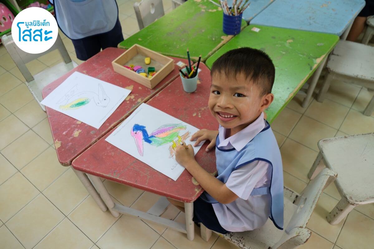 มูลนิธิเด็กโสสะ-พ่อแม่ควรปรับเปลี่ยนอะไรบ้าง เมื่อลูกถนัดมือซ้าย - น้องโสสะวาดรูปด้วยมือซ้าย