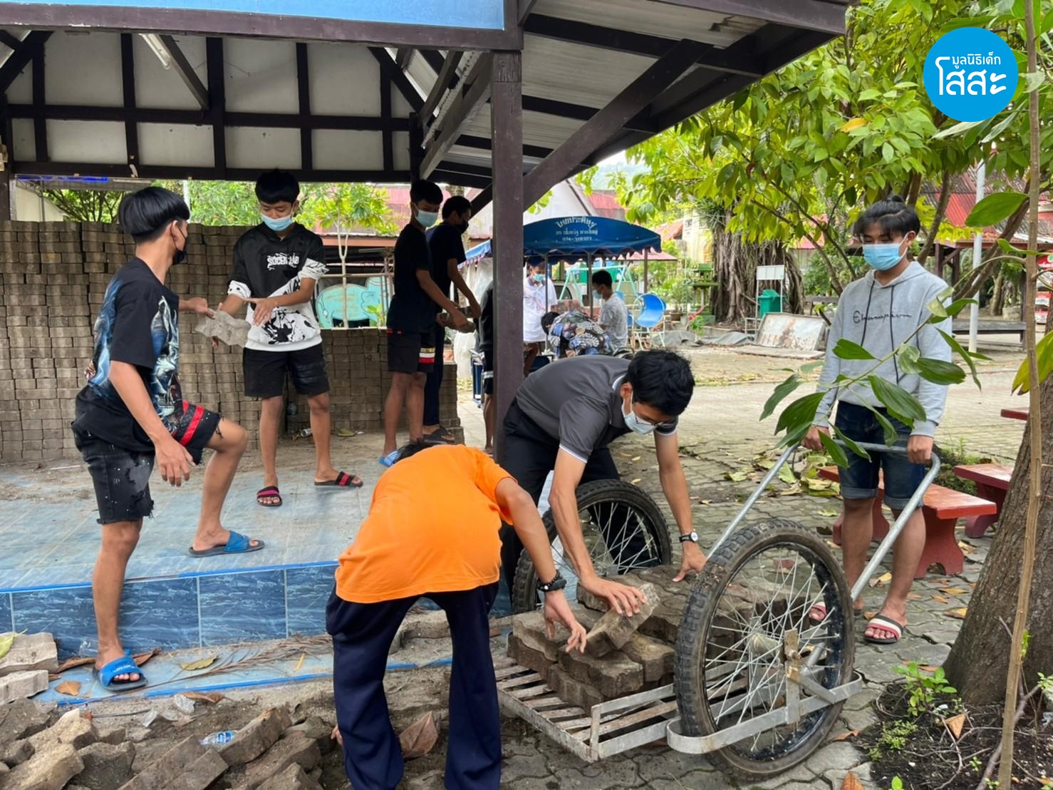 สงกรานต์ สุขใจ สืบสานประเพณีไทย - น้องเยาวชนช่วยกันปูพื้นลาดวัด