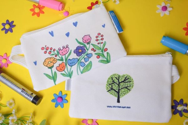 มูลนิธิเด็กโสสะฯ-กระเป๋าซิป Happy Flowers ลวดลายจากภาพวาดจากน้องๆ ในครอบครัวโสสะ-06