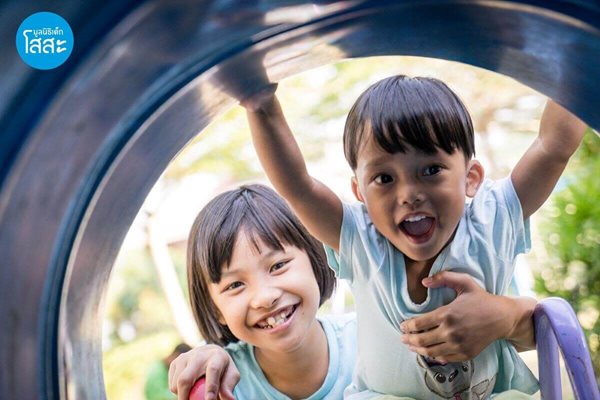 มูลนิธิเด็กโสสะ-สิทธิเด็ก กับการถ่ายภาพ รู้ก่อนแชร์ ลูกปลอดภัย-น้องโสสะเล่นเครื่องเล่น