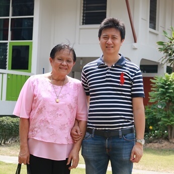 คุณชัยวัฒน์ จงพัฒนากิจเรือง และคุณปิยะพร จงพัฒนากิจเรือง(แม่)