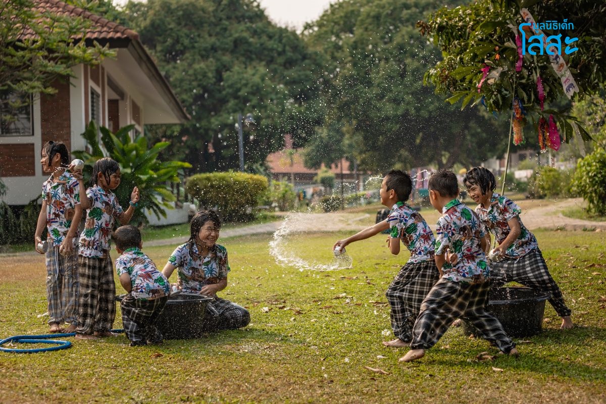 สาดความสุขรับสงกรานต์ ปี 2567 - เด็กๆ เล่นสาดน้ำ