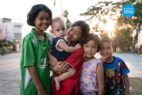 มูลนิธิเด็กโสสะ-Blog-Supporting-your-LGBTQ-child-พี่น้อง-ครอบครัว