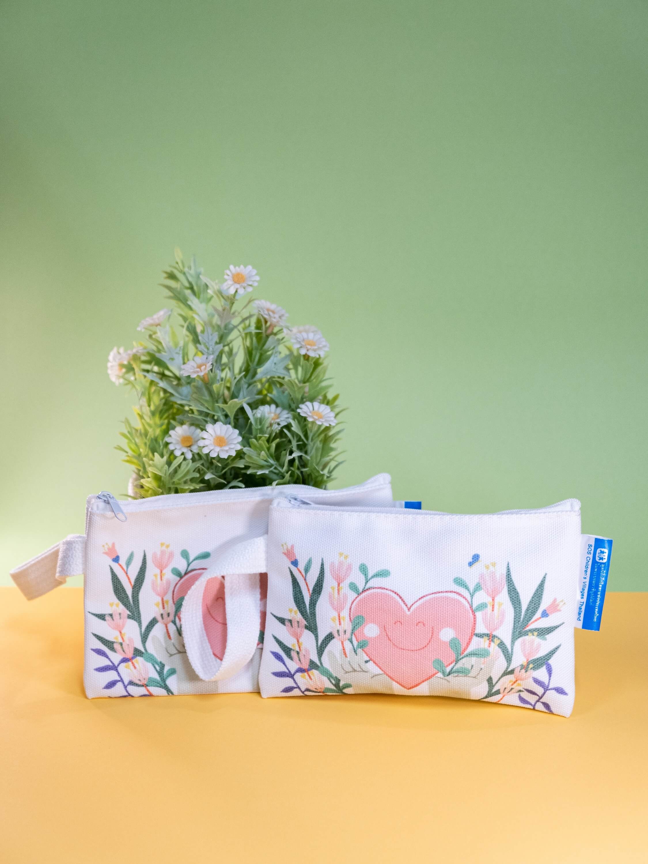 มูลนิธิเด็กโสสะฯ- กระเป๋าผ้าแคนวาส โอบอุ่น ใบเล็ก SOSproducts-Go grow with love bag-small-03