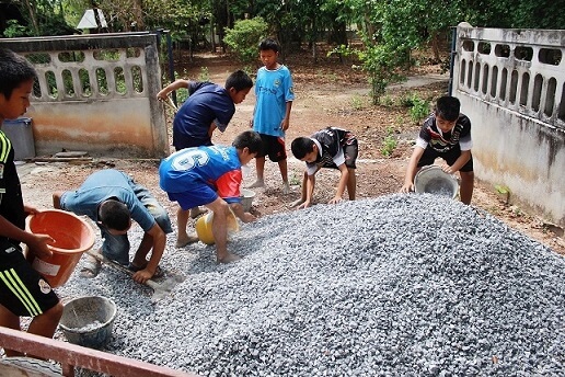 ลูกโสสะจิตอาสาสร้างห้องน้ำวัด