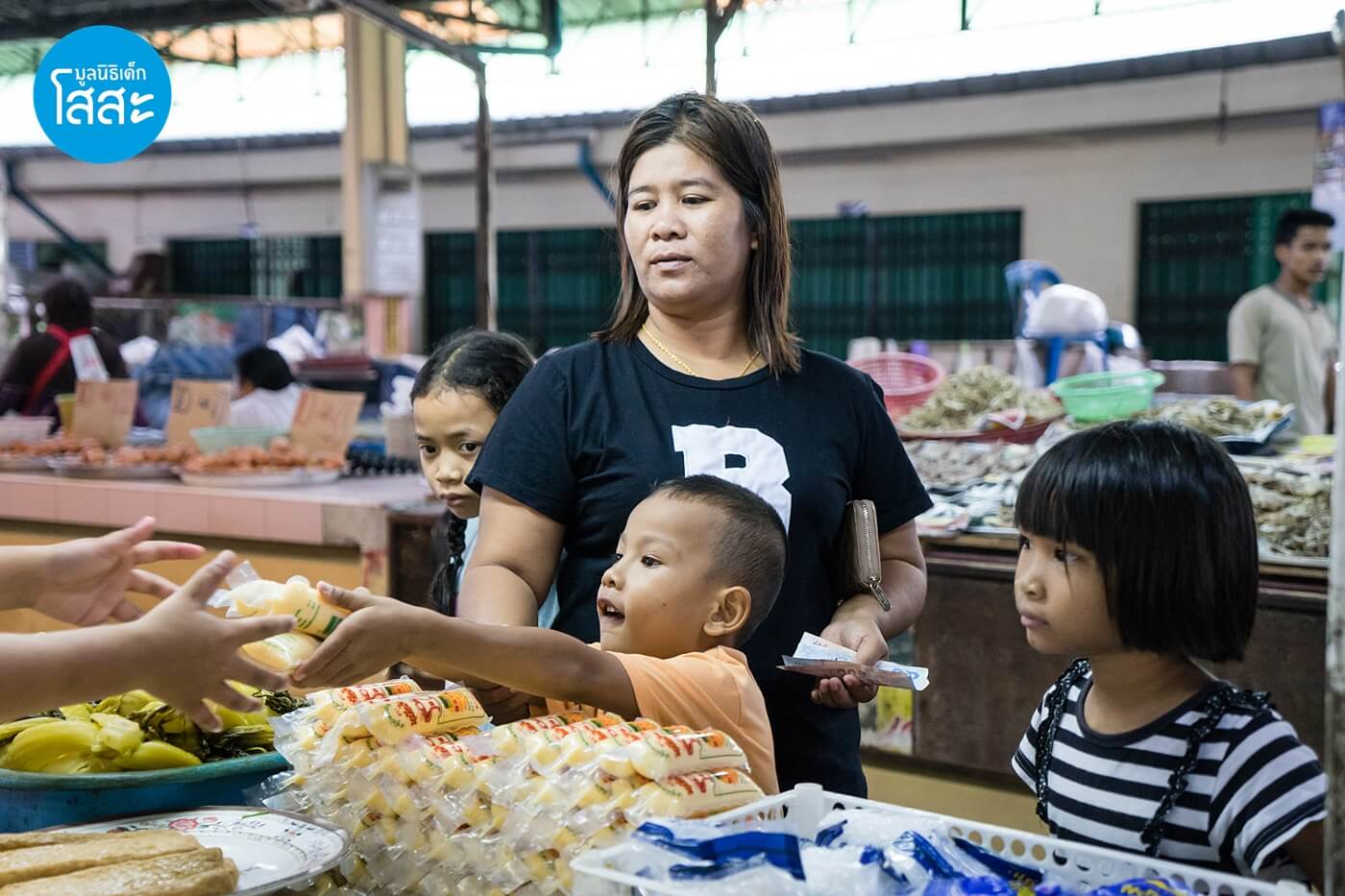 มูลนิธิเด็กโสสะ-เด็กๆ ช่วยคุณแม่จ่ายตลาด เลือกซื้อของและเรียนรู้การแลกเปลี่ยนเงิน
