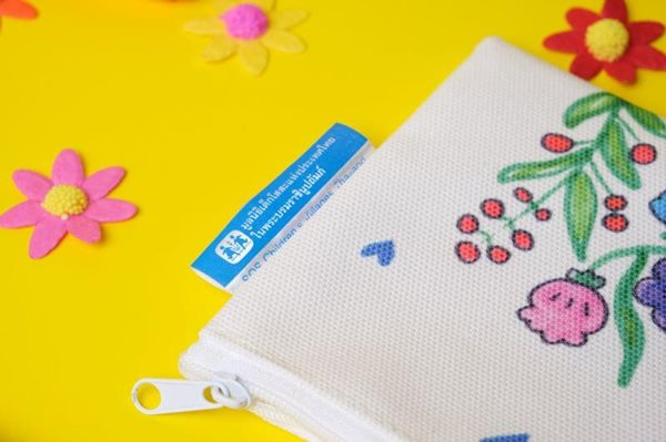มูลนิธิเด็กโสสะฯ-กระเป๋าซิป Happy Flowers ลวดลายจากภาพวาดจากน้องๆ ในครอบครัวโสสะ-08
