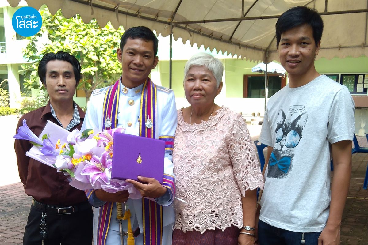 ความสำเร็จลูกโสสะ - ผักบุ้ง ถ่ายภาพในวันจบการศึกษา กับคุณแม่และพี่น้อง