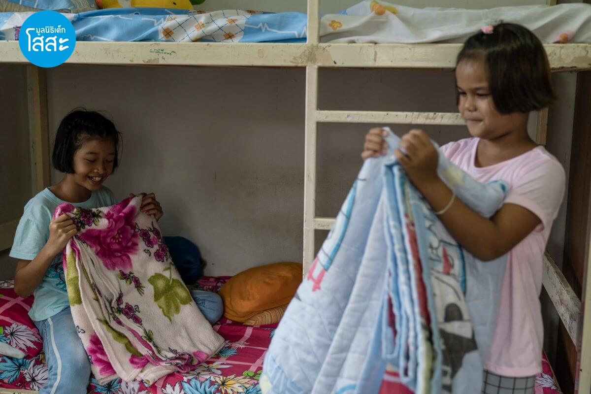 มูลนิธิเด็กโสสะ-โละบ้าน เด็กโสสะช่วยกันพับผ้าจัดระเบียบบ้าน