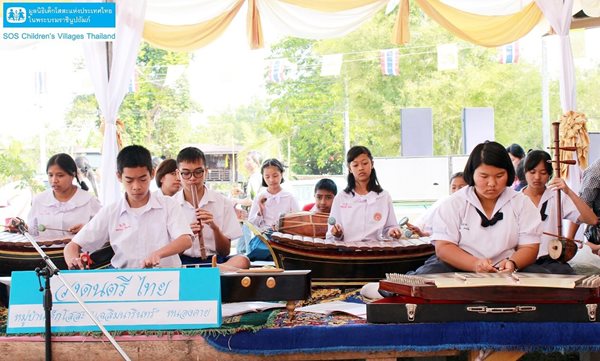 วงดนตรีไทย หมู่บ้านเด็กโสสะ