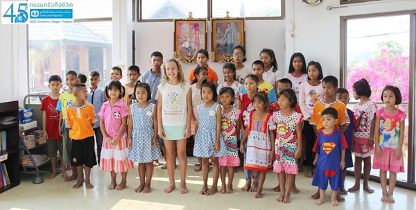 สาวน้อยวัย 11 ปี ร้องเพลงชาติในหมู่บ้านเด็ก เอส โอ เอส กว่า 80 ประเทศทั่วโลก