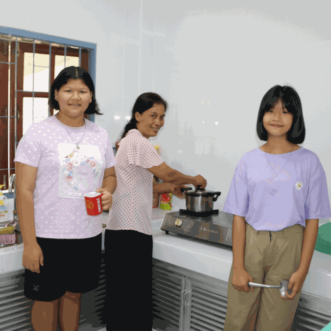SOS-CV-Hatyai-kitchen-family